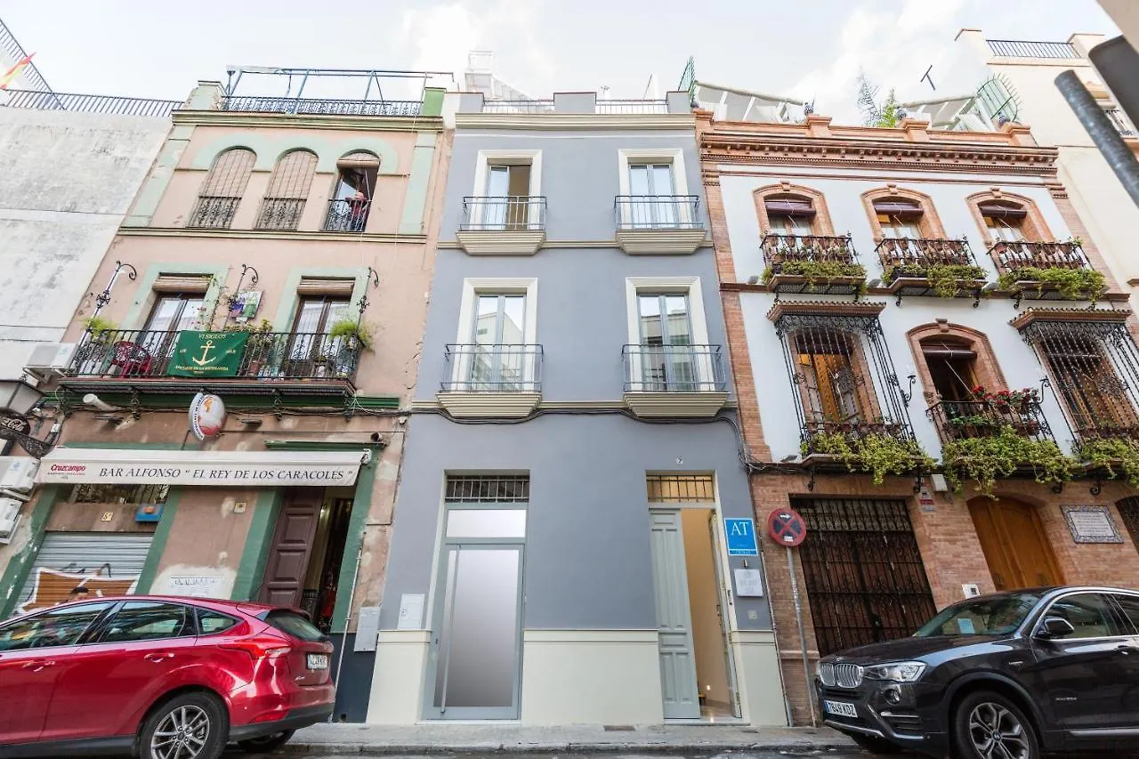 Kontakte von Loft Duplex Sevilla Wall